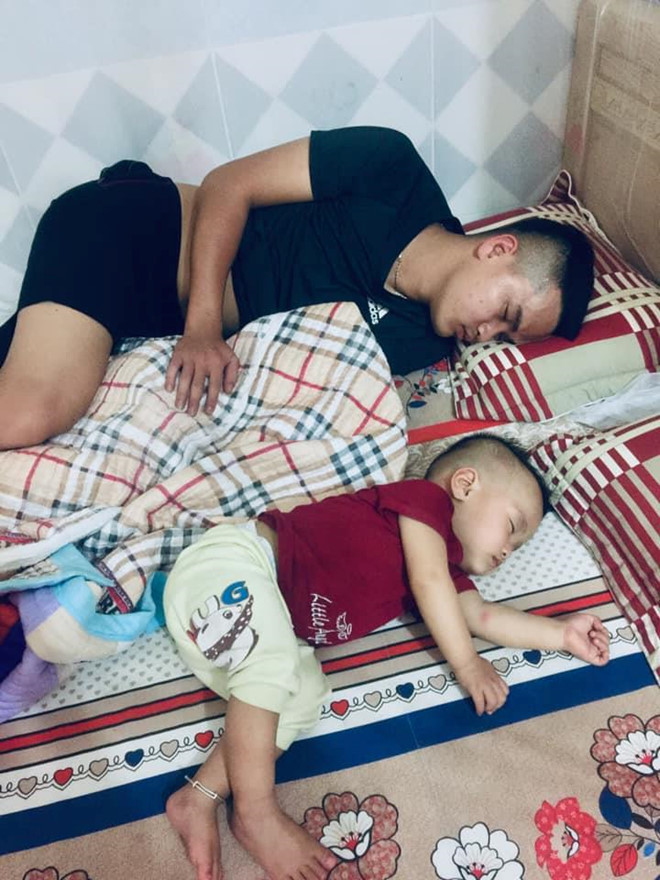 Nhiều người còn hài hước nói rằng hai cha con trong ảnh chẳng khác gì sinh đôi, chỉ có điều anh lớn ra trước vài chục năm thôi. Duy Quỳnh chỉ biết thốt lên "Chào người anh em" khi thấy ảnh con quá giống mình. Ảnh: Duy Quỳnh.