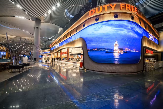 Khu vực cửa hàng miễn thuế của sân bay Istanbul mới rộng tới 55.000 m2, có thiết kế lấy cảm hứng từ eo biển Bosphorus. Khu vực này được chia thành 7 vùng, mỗi vùng mang một phong cách riêng, ví dụ như "Vườn thời trang", "Cung điện gia đình", "Bãi biển"... Các cửa hàng bán đồ phù hợp với từng vùng.