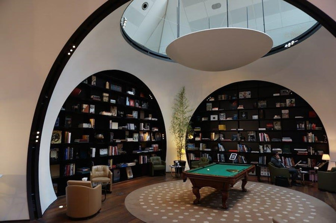 Phòng đọc sách có bàn chơi billard bên trong phòng chờ tại sân bay Istanbul mới.