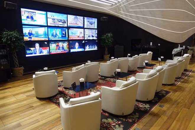 Phòng giải trí có TV, ghế sofa để hành khách thư giãn trong khi chờ chuyến bay.