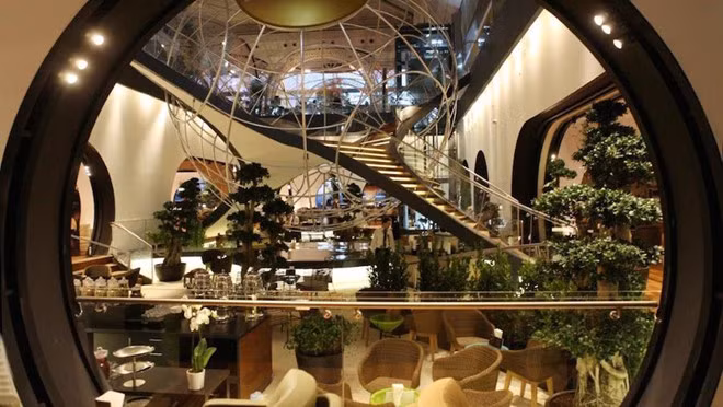 Phòng chờ sân bay Istanbul mới được đánh giá là giống như những khách sạn 5 sao với sự sang trọng và tiện nghi, thiết kế có sự kết hợp hài hòa giữ cổ điển và hiện đại. Ngoài ra, bạn có thể thư giãn tại các phòng đọc sách, phòng chơi billard, phòng âm nhạc, phim ảnh....