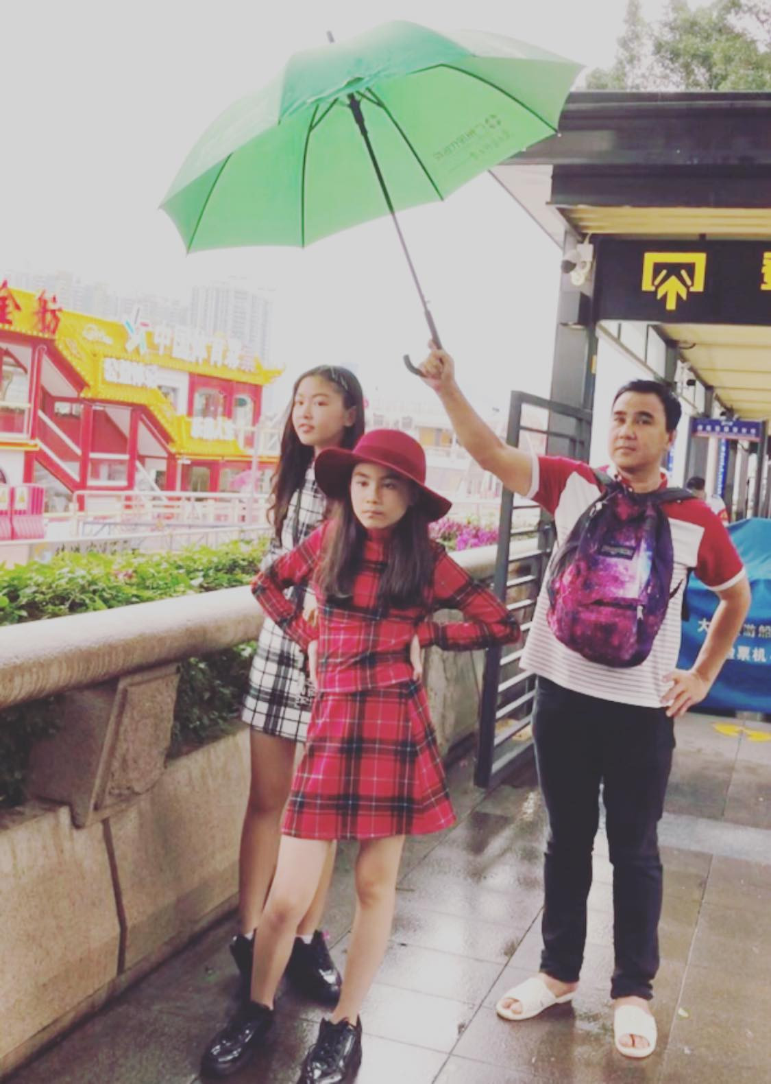 Dưới Thảo Linh là em út Hạt Dẻ. Thời gian rảnh không chạy show, Quyền Linh bên cạnh vui chơi cùng các con.