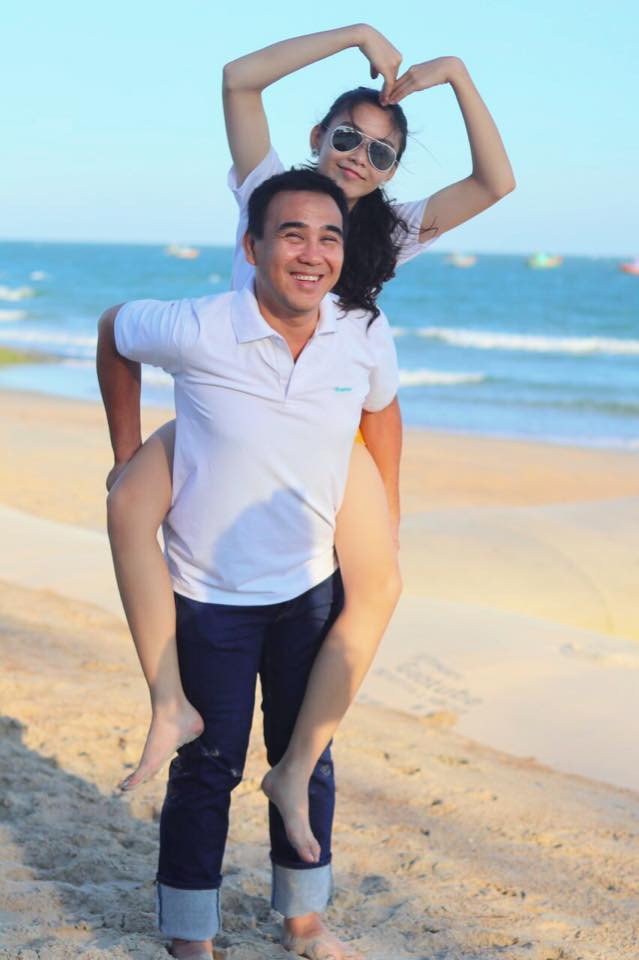 Bé Lọ Lem, tên thật Thảo Linh, 14 tuổi, là con gái đầu lòng của nghệ sĩ Quyền Linh. Thông qua các hình ảnh do bố đăng tải trên Facebook, khán giả hết lời khen ngợi Thảo Linh khi sở hữu vẻ ngoài xinh xắn, chiều cao nổi bật.