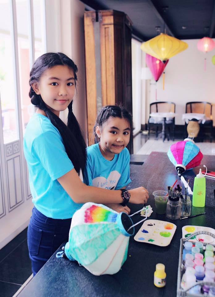 Còn Thảo Linh, ngoài giờ học, cô bé còn dành thời gian vui chơi, hướng dẫn em gái học tập...