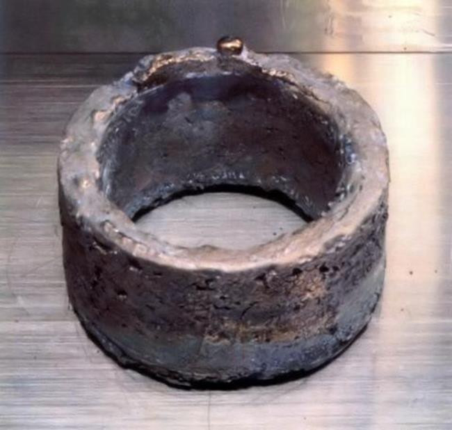 Plutonium có giá khoảng 4.000 USD/g (93 triệu đồng). Chúng được sử dụng nhiều trong lĩnh vực quân sự và trong lò phản ứng hạt nhân.
