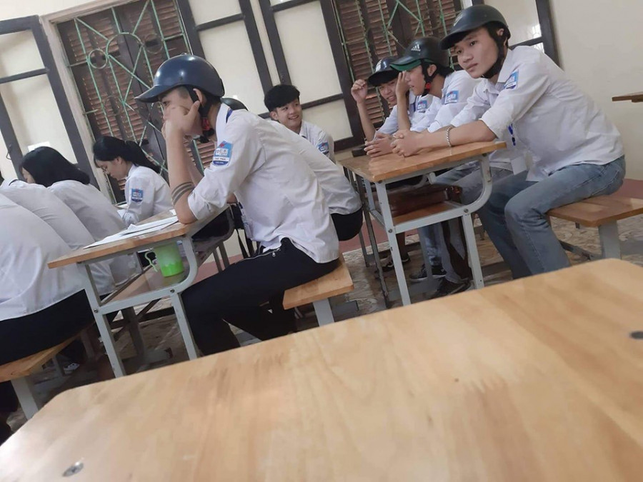 Xon xao hinh anh nhom nam sinh doi mu bao hiem trong gio hoc