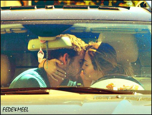 Tuy nhiên, chỉ một tháng sau đó, cánh săn ảnh bắt gặp Miley Cyrus và Liam Hemsworth trao nhau nụ hôn say đắm trên xe hơi riêng. Tháng 11/2010, cặp sao được cho là đã chia tay lần 2.