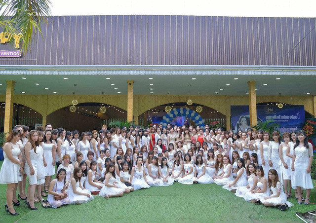 Goc khuat sau hao quang kiem tien ty tu buon ban thuc pham chuc nang