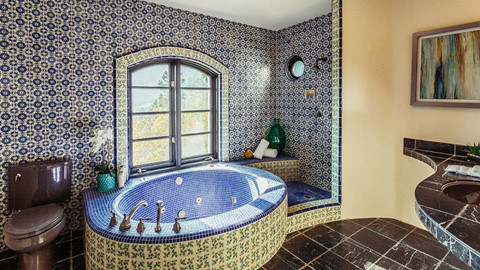 Một trong những phòng tắm với bể spa được thiết kế cầu kỳ. Ảnh: Pete Chung.