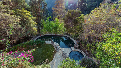 Biệt thự được tích hợp cả bể bơi ngoài trời và spa. Ảnh: Pete Chung.