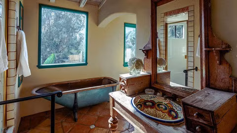 Một phòng tắm khác với bồn ngâm cổ điển. Ảnh: Pete Chung.