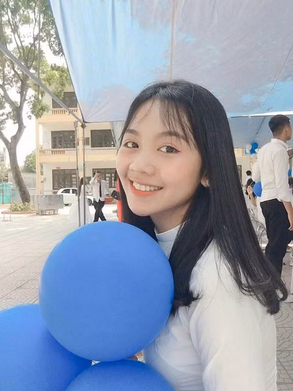 Khi vào Facebook cá nhân của cô gái này để tìm hiểu, thì nhiều người mới ”vỡ lẽ” ra vì sao cô được gọi là ”crush quốc dân”. Cô gái có tên Trịnh Thùy Dung này sở hữu gương mặt xinh xắn, ưa nhìn, nụ cười ngọt ngào và đôi mắt rất hiền. Sau clip tỏ tình, Thùy Dung hiện đang có hơn 50 nghìn người theo dõi trên Facebook.