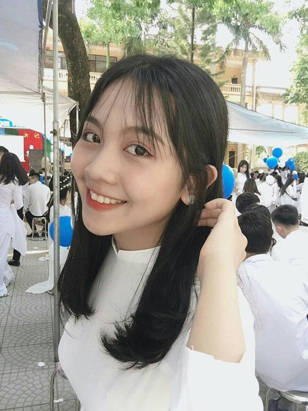 Vừa rồi, Thùy Dung đã đăng tải loạt ảnh mới trong tà áo dài trắng, nhanh chóng nhận được nghìn like của cư dân mạng. Ai cũng phải bày tỏ sự khen ngợi vẻ dễ thương, trong sáng của nữ sinh này.