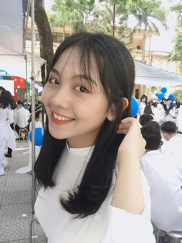 Vừa rồi, Thùy Dung đã đăng tải loạt ảnh mới trong tà áo dài trắng, nhanh chóng nhận được nghìn like của cư dân mạng. Ai cũng phải bày tỏ sự khen ngợi vẻ dễ thương, trong sáng của nữ sinh này.