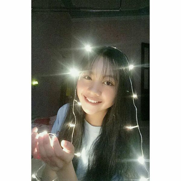 Không chỉ gây ấn tượng bởi nhan sắc, mà Thùy Dung còn là một cô gái chơi guitar và hát rất hay. Cô thường xuyên đăng những clip mình tự đàn hát lên trang cá nhân.