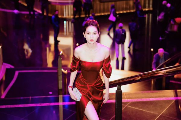 Dù sải bước trong sự kiện có nhiều mỹ nhân đình đám góp mặt, song Ngọc Trinh vẫn tạo được sức hút riêng.