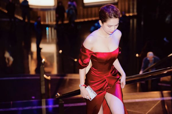 Người đẹp kết hợp phụ kiện đồng hồ, ví cầm tay, dây chuyền ton-sur-ton với trang phục.