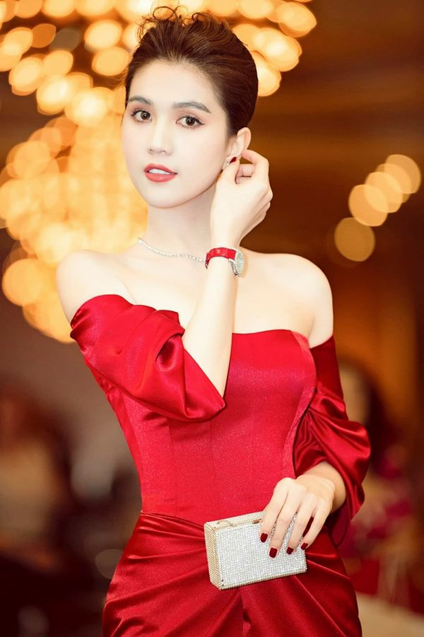 Kiểu tóc búi cao vừa khoe gương mặt thanh tú, vừa khoe tấm vai thọn thả, ngọc ngà.