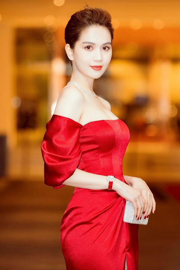 Người mẫu Ngọc Trinh trung thành với phong cách gợi cảm khi tham dự các sự kiện. Cô diện váy của nhà thiết kế Lê Thanh Hòa tự tin phô diễn vóc dáng đồng hồ cát.