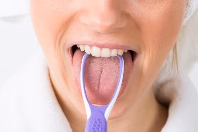 Cạo lưỡi thường xuyên: Lưỡi có thể là nơi sinh sản của vi khuẩn có mùi. Sau khi đánh răng, bạn nên dùng dụng cụ cạo lưỡi riêng biệt. Điều này sẽ giúp loại bỏ vi khuẩn, sản phẩm phụ từ vi khuẩn hoặc mảng bám.