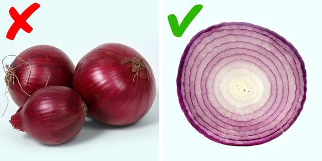 Tránh các thực phẩm gây mùi hôi: Hành và tỏi là thủ phạm phổ biến nhất gây hôi miệng. Tuy nhiên, bạn không nên loại bỏ hành tây hoàn toàn vì ăn chúng với số lượng vừa phải có thể giết 4 chủng vi khuẩn gây sâu răng và bệnh nướu răng. Ngoài ra, bạn cần tránh các thực phẩm có nhiều fructose hoặc axit vì chúng khuyến khích vi khuẩn phát triển.