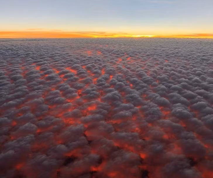 Hoàng hôn trên những đám mây trông như thể nham thạch đang được nung chảy trên bầu trời.
