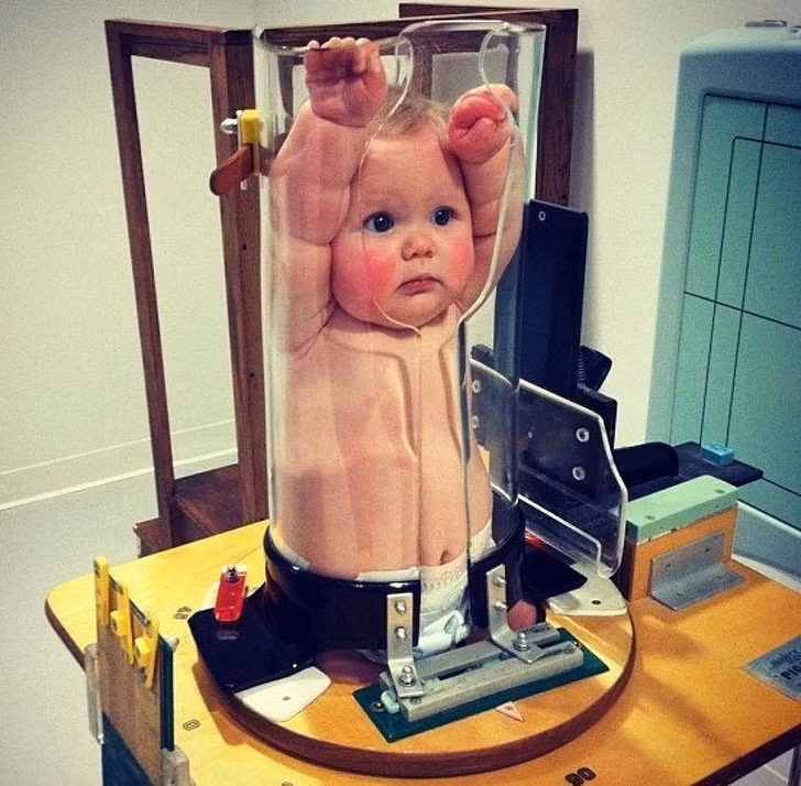 Đây là cách các bác sĩ chụp X-quang cho các em bé.