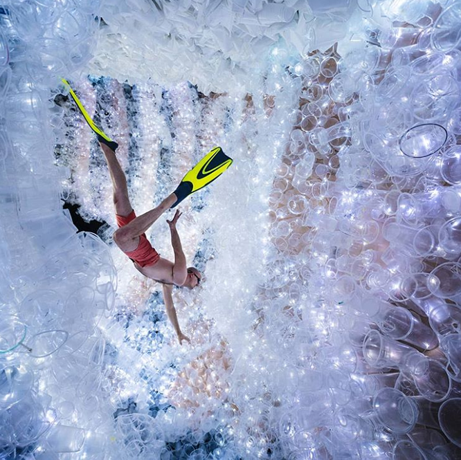 Dự án “Plastikophobia” có thể khiến bạn rùng mình bởi số lượng cốc nhựa khổng lồ trên đại dương. Chắc chắn không ai muốn thế hệ con cháu họ phải sống trong một thế giới ngập rác thải như vậy.