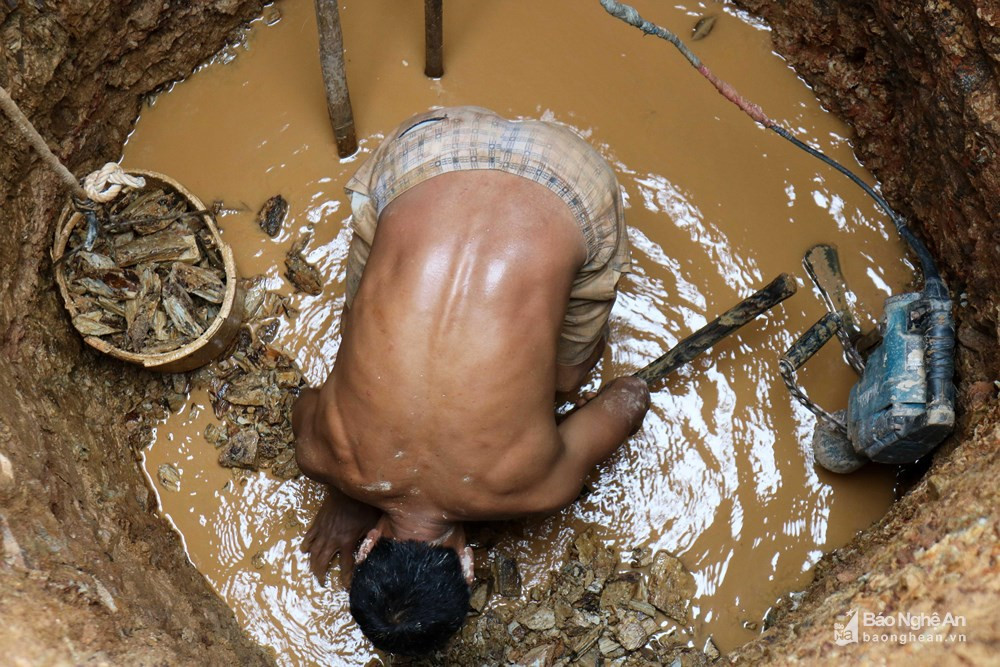 Gặp những ngày trời mưa, hay gặp mạch nước phun mạnh, việc đào giếng cũng gặp khó khăn, người ở dưới giếng phải vừa đào, vừa múc nước. Anh Nguyễn Xuân Khoa cho biết thêm: Nhóm anh đào giếng ở vùng đất đồi với đường kính giếng khoảng 1,4 m, mỗi ngày chỉ đào sâu được khoảng 0,8m. Giá hiện tại mỗi mét chiều sâu dao động từ 800 nghìn - 1 triệu đồng.