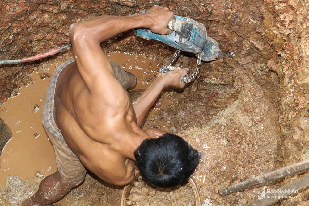 Nếu người thợ chỉ dùng dụng cụ thô sơ như xà beng, cuốc để làm việc thì rất vất vả, nhất là gặp những vị trí đất khô cứng, toàn đá sỏi, đá điệp hay đá tảng. Nếu nhóm thợ sắm được máy khoan thì việc đào giếng đỡ vất vả hơn và làm nhanh hơn. Tuy nhiên, ở dưới giếng sâu, việc khoan đất đá không mấy dễ dàng. Hợp đồng đào giếng chỉ hoàn tất khi: “đào đến khi nào có nước thì thôi”.