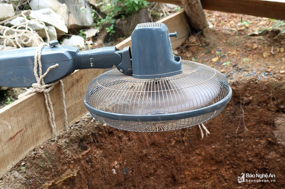 Ngày trước, khi miệng giếng đã sâu xuống dưới lòng đất, người ta dùng 1 nhánh cây rậm lá kéo lên, thả xuống liên tục để thông khí; nay những người thợ thường cột cố định 1 chiếc quạt điện vào khung ròng rọc trên miệng giếng, cho thổi xuống giếng, vừa thông khí, vừa làm mát.