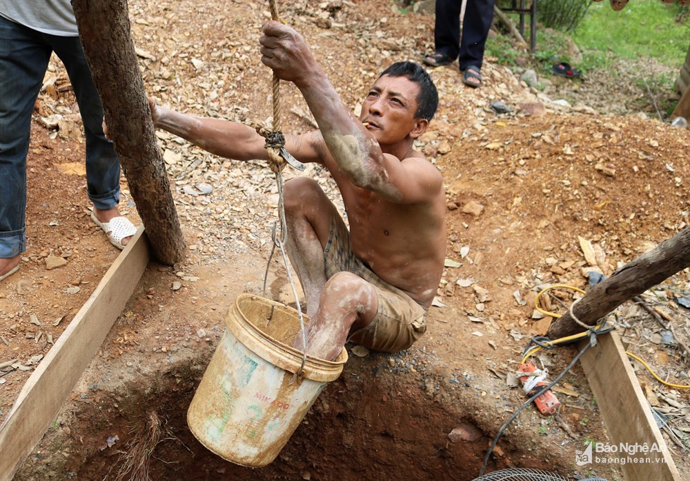 Người thợ đào giếng hầu hết đều là những người có sức khỏe dẻo dai, gan dạ, không ngại nguy hiểm. Trong nhóm thợ, nếu có 2 người biết đào thì có thể thay đổi luân phiên nhau.