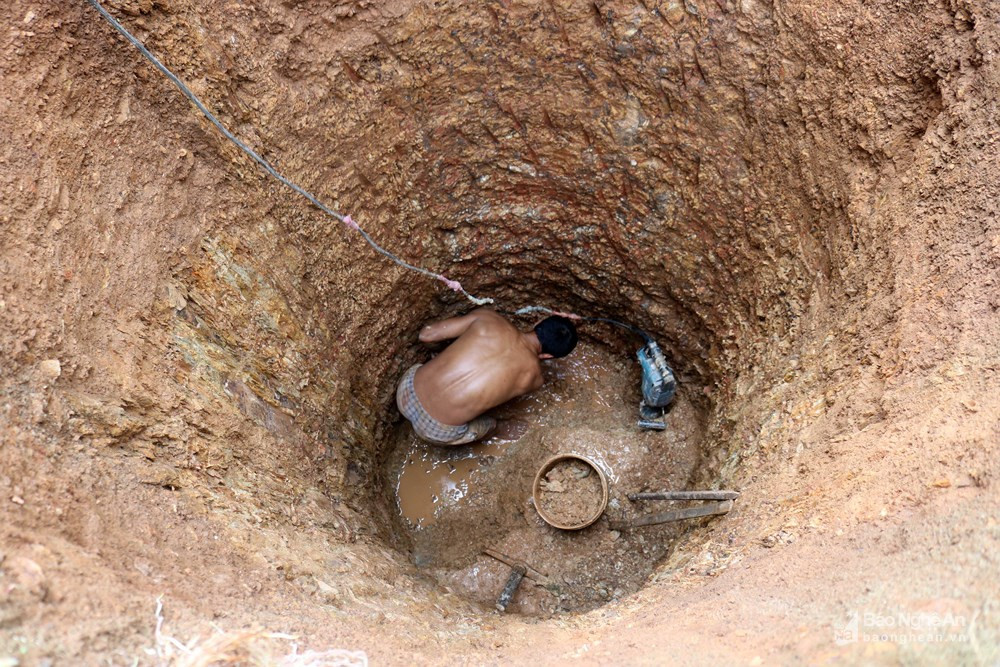 Theo anh Nguyễn Xuân Khoa (45 tuổi) - một thợ đào giếng ở xã Xuân Lâm, huyện Nam Đàn: Đào giếng vùng đồi núi tuy khó khăn nhưng khá an toàn, không sợ bị giếng sập, còn đào ở vùng đồng bằng, đất mềm, dễ đào, nhưng khá nguy hiểm, nhất là những vùng ven sông. Gặp những vùng đất dễ bị sụt lún, tốp thợ phải vừa đào, vừa thả cống. Khi chưa hoàn tất, thợ đào phải quay trở trong lòng cống giếng chật hẹp để thao tác, là một việc “vô cùng cực nhọc”, nguy hiểm.