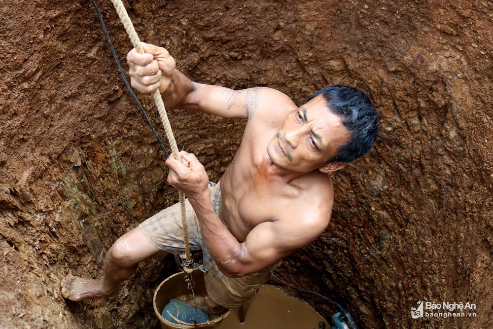 Anh Phan Văn Sự (42 tuổi) ở xã Thanh Tùng huyện Thanh Chương - người trở về từ “lưỡi hái tử thần” sau vụ sập giếng ở xã Thanh Hà (5/2019) cho biết: Nghề đào giếng vất vả, khó nhọc, tiềm ẩn nhiều rủi ro, tai nạn, như chấn thương (do rơi xô chậu, đất đá); điện giật; ngạt khí độc và nguy hiểm nhất là tai nạn sập giếng. Tuy nhiên vì cuộc sống mưu sinh, không có nghề gì hơn, nên phải theo nghề đào giếng. Trong ảnh: Kết thúc một buổi đào giếng khó nhọc, người thợ theo dây tời lên mặt đất.
