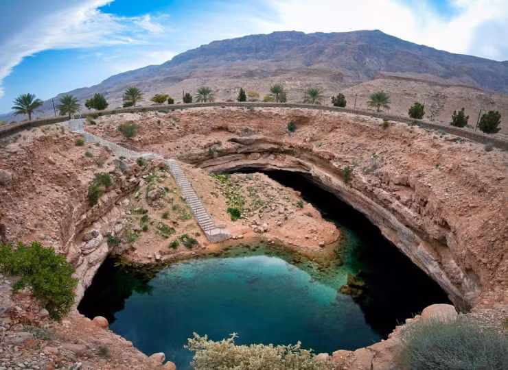 Bahmah, Wadi Shab, Ô-man Một hố chìm tự nhiên trong Công viên Quốc gia Hawiyat thực sự rất đẹp và mang đến trải nghiệm bơi lội tuyệt vời. Được bao quanh bởi sa mạc, hố chìm chứa đầy nước trong vắt, tạo ra một ốc đảo xinh xắn.