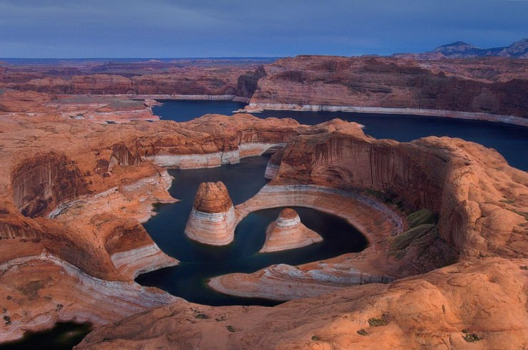 Hồ Powell, Khu giải trí quốc gia Glen Canyon Hồ chứa nhân tạo là lớn thứ hai ở Hoa Kỳ. Nằm giữa Utah và Arizona, điểm đến thu hút 2 triệu du khách mỗi năm. Các du khách được cung cấp nhiều hoạt động dưới nước, bao gồm bơi lội, câu cá, lặn biển, lặn với ống thở và trượt nước. Bên cạnh đó, địa điểm này rất đẹp và có thể được khám phá trên thuyền hoặc tour du lịch bằng máy bay.