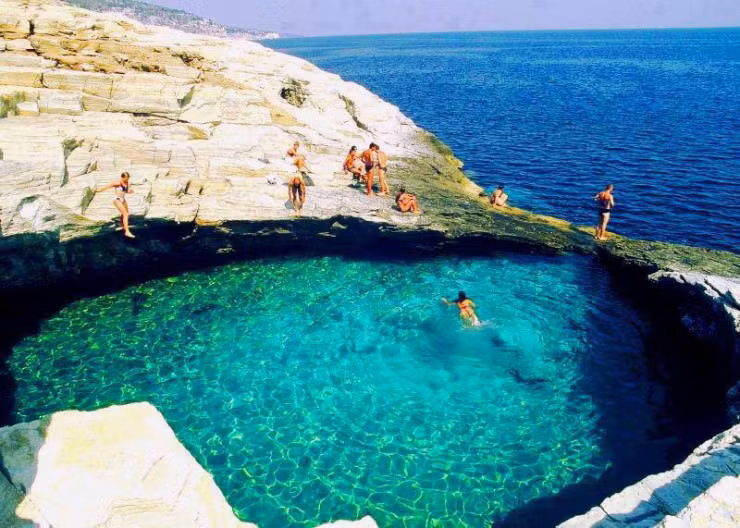 Giola, Thassos, Hy Lạp Một hồ chứa nước độc đáo, nằm gần làng Astris, mang đến trải nghiệm bơi lội thú vị. Biển Aegean làm ngập nước đầm phá, nước ấm hơn nhiều so với ở biển. Nó thực sự là một trong những nơi tắm nổi tiếng nhất ở đây.