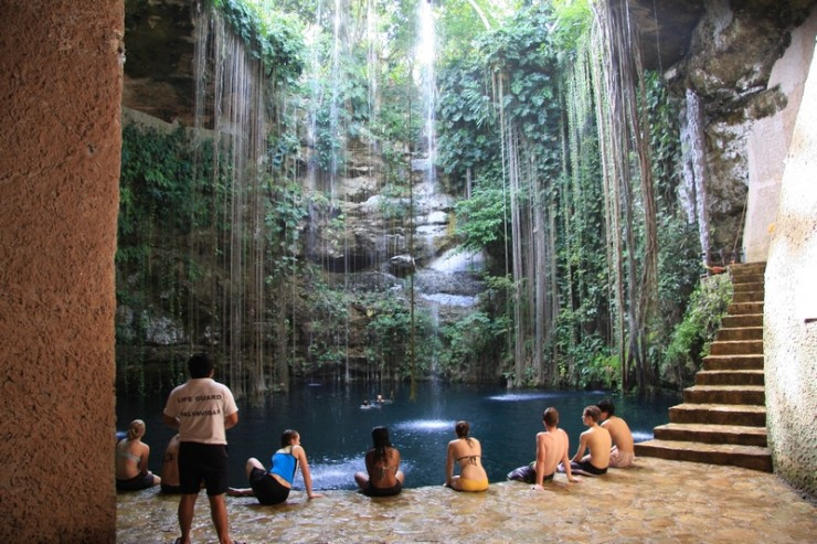Cenote, Chichén Itzá, Mexico Các hồ bơi sâu tự nhiên rất thường được tìm thấy ở Mexico. Chichén Itzá lại càng đặc biệt đẹp và phổ biến đối với khách du lịch, vì bản thân thành phố này rất thú vị và đáng để ghé thăm. Nơi đây có hồ bơi Holy Cenote không chỉ phục vụ như một kỳ quan thiên nhiên, mà còn là một địa điểm lịch sử.