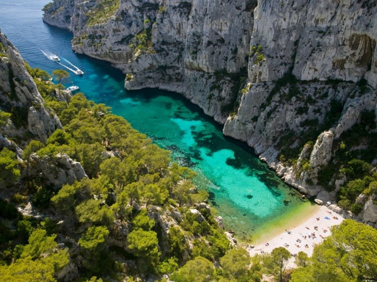 Calanque d liệtEn-Vau, Cassis, Marseille, Pháp Calanque mang một quang cảnh đẹp như tranh vẽ, nằm trên vịnh giáp hai thành phố và là một trong những địa điểm tự nhiên độc đáo nhất ở vùng Provence-Alpes-Côte d hèAzur. Ngay lối vào “hồ bơi” là những vách đá vôi trắng nổi bật trên làn nước màu ngọc lam chói lọi đầy ấn tượng.
