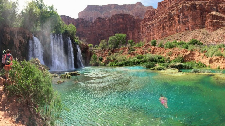 Thác Havasu, Arizona, Hoa Kỳ Thác nước đẹp, được tìm thấy ở Grand Canyon, tạo thành một hồ bơi tự nhiên, mang đến một buổi bơi lội thú vị cho các du khách yêu thích bơi lội. Nhiệt độ nước trung bình đạt mức 21,1 C rất dễ chịu. Màu xanh tuyệt đẹp của nước được tạo thành bởi magiê và canxi.