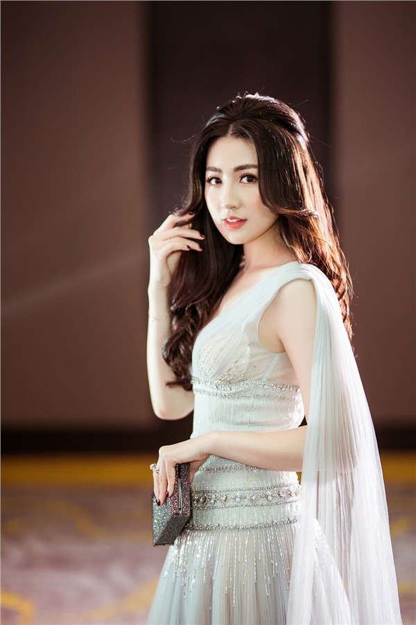 A Hau Tu Anh toa sang ruc ro nho vat khong ngo den