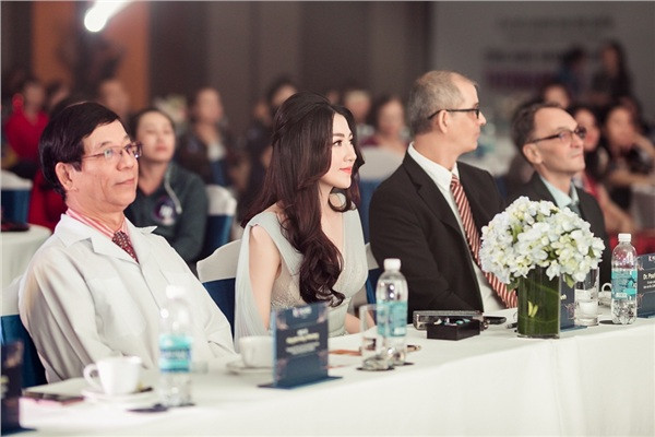 A Hau Tu Anh toa sang ruc ro nho vat khong ngo den-Hinh-3