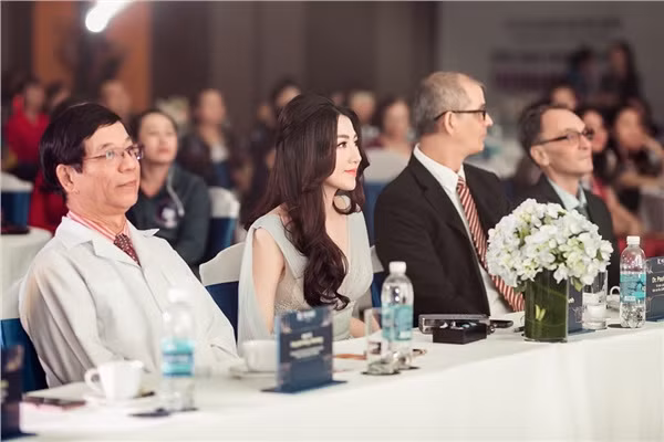 A Hau Tu Anh toa sang ruc ro nho vat khong ngo den-Hinh-3