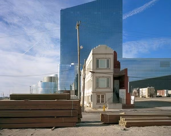 “Tôi thậm chí đã quay lại tòa nhà hai tuần trước. Họ vẫn chưa đóng lối vào khu vực quản lý nguồn nhân lực. Hình ảnh những nhân viên tươi cười vẫn ở đó, nhưng tên của ông Trump đã bị xóa đi”, Rose kể với Guardian. “Ông ấy dã cố xóa hết tên của mình khỏi những tòa nhà bỏ hoang, nhưng nếu bạn quan sát kỹ thì vẫn tìm thấy”. Ảnh: Brian Rose.