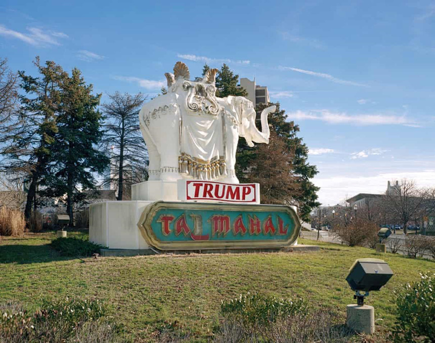Bước vào khuôn viên của Trump Taj Mahal, nhiếp ảnh gia nhìn thấy bức tượng voi Ấn Độ vẫn còn khắc tên tổng thống Mỹ ngay bên dưới. Tác phẩm điêu khắc hào nhoáng một thời của khu nghỉ dưỡng và casino được thực hiện bởi nghệ nhân Michael MacLeod. Ông chưa bao giờ nhận được thù lao. Ảnh: Brian Rose.