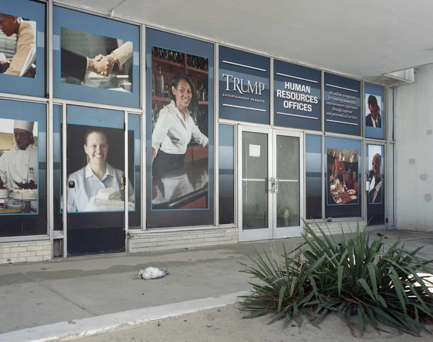 Những văn phòng quản lý nhân sự ở Khu nghỉ dưỡng Trump Entertainment giờ đây bỏ hoang. Những bức tường vẫn dán hình ảnh nhân viên của ông Trump tươi cười, tương phản với tình trạng thê thảm của tòa nhà giờ đây không còn là mảnh đất của cơ hội kiếm tiền. Ảnh: Brian Rose.