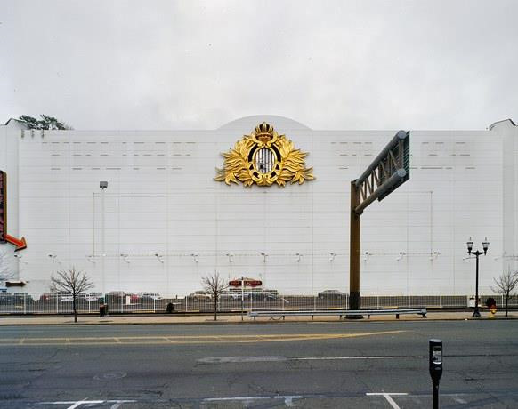 Còn trong cái nhìn của nhiếp ảnh gia Brian Rose, di sản của người đắc cử tổng thống năm 2016 chính là con số 7,4% thất nghiệp tại Atlantic, gần gấp đôi mức trung bình cả nước. “Khi Trump thất bại với những casino của mình, ông ấy đã biến thành phố Atlantic thành một thị trấn ma. Di sản của ông ấy vẫn phủ bóng trên từng con đường nơi đây”, Rose nhận định. Ảnh: Brian Rose.