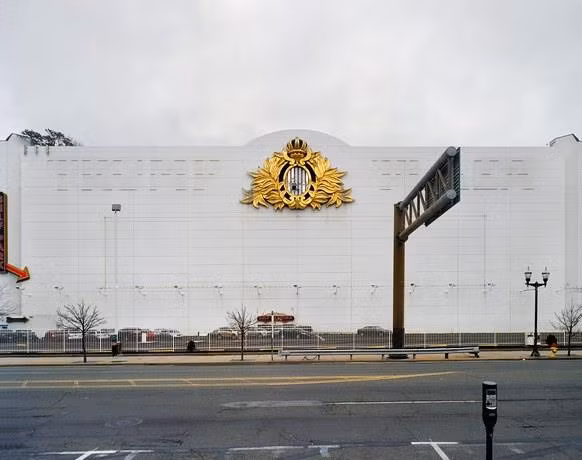 Còn trong cái nhìn của nhiếp ảnh gia Brian Rose, di sản của người đắc cử tổng thống năm 2016 chính là con số 7,4% thất nghiệp tại Atlantic, gần gấp đôi mức trung bình cả nước. “Khi Trump thất bại với những casino của mình, ông ấy đã biến thành phố Atlantic thành một thị trấn ma. Di sản của ông ấy vẫn phủ bóng trên từng con đường nơi đây”, Rose nhận định. Ảnh: Brian Rose.