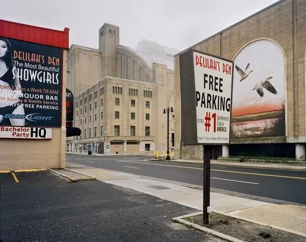 Có thời điểm, Donald Trump sở hữu đến ba casino tại thành phố Atlantic, tuyển dụng gần 8.000 lao động và chiếm gần 1/3 tổng thu nhập từ kinh doanh sòng bạc của thành phố. Nhưng sự thịnh vượng đó không bền vững mà được xây trên những khoản nợ khổng lồ, sự cạnh tranh khốc liệt, những bê bối truyền thông và không đáp ứng được nhu cầu của địa phương. Ảnh: Brian Rose.