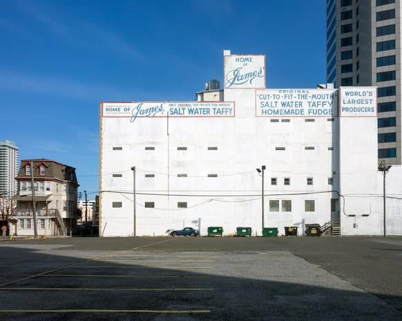 Rose cho rằng bức tượng với tên ông Trump còn nằm tại casino vào năm 2016 vì nó quá nặng và việc di dời quá tốn kém. Ông nói bức tượng như tượng trưng cho di sản mà tỷ phú New York để lại cho Atlantic: “Làm rầm rộ và dẫm chân khắp nơi, nhưng cuối cùng chỉ để lại dấu vết của sự phá hoại”. Ảnh: Brian Rose.